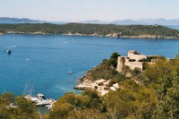 Foto Blick von der Burg auf den Hafen von Port Cros und seine Befestigungsanlage